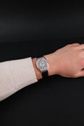 Bild in Galerie-Betrachter laden, Patek Philippe Gondolo 5098P Box + og. Papiere Platinum, 3 Patek Straps, 32 x 42mm
