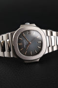 Cargar la imagen en la vista de la galería, Patek Philippe Nautilus Blue Dial 3800 Box + og. Papiere Rare Black Date, SERVICED German Delivered
