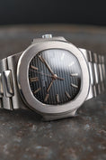 Cargar la imagen en la vista de la galería, Patek Philippe Nautilus Blue Dial 3800 Box + og. Papiere Rare Black Date, SERVICED German Delivered
