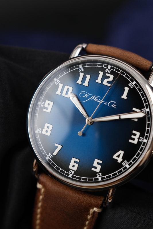 H.Moser & Cie Heritage Centre Seconds 8200-1201 Box + og. Papiere Funky Blue, German First Buyer‘s Invoice, 2024