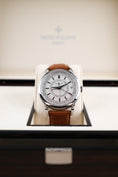 Bild in Galerie-Betrachter laden, Patek Philippe Calatrava Weekly Calendar 5212A-001 Box + og. Papiere German Delivered, 2024
