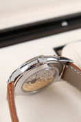 Bild in Galerie-Betrachter laden, Patek Philippe Calatrava Weekly Calendar 5212A-001 Box + og. Papiere German Delivered, 2024
