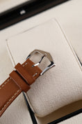 Bild in Galerie-Betrachter laden, Patek Philippe Calatrava Weekly Calendar 5212A-001 Box + og. Papiere German Delivered, 2024

