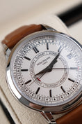 Bild in Galerie-Betrachter laden, Patek Philippe Calatrava Weekly Calendar 5212A-001 Box + og. Papiere German Delivered, 2024
