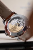 Bild in Galerie-Betrachter laden, Patek Philippe Calatrava Weekly Calendar 5212A-001 Box + og. Papiere German Delivered, 2024
