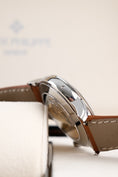 Bild in Galerie-Betrachter laden, Patek Philippe Calatrava Weekly Calendar 5212A-001 Box + og. Papiere German Delivered, 2024
