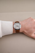 Bild in Galerie-Betrachter laden, Patek Philippe Calatrava Weekly Calendar 5212A-001 Box + og. Papiere German Delivered, 2024
