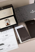 Bild in Galerie-Betrachter laden, Patek Philippe Calatrava Weekly Calendar 5212A-001 Box + og. Papiere German Delivered, 2024
