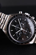 Carica l'immagine nel visualizzatore della galleria, Omega Speedmaster Professional Moonwatch 31030425001002 - Detail view 1
