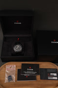 Bild in Galerie-Betrachter laden, Tudor Black Bay Chrono Dark 79360DK Box + og. Papiere Limited "All Blacks" Rugby Editon
