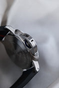 Carica l'immagine nel visualizzatore della galleria, Panerai Submersible QuarantaQuattro Luna Rossa PAM01391 - Detail view 7
