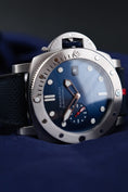 Carica l'immagine nel visualizzatore della galleria, Panerai Submersible QuarantaQuattro Luna Rossa PAM01391 - Detail view 5
