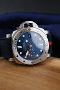 Carica l'immagine nel visualizzatore della galleria, Panerai Submersible QuarantaQuattro Luna Rossa PAM01391 - Detail view 3
