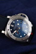 Carica l'immagine nel visualizzatore della galleria, Panerai Submersible QuarantaQuattro Luna Rossa PAM01391 - Detail view 4
