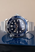 Carica l'immagine nel visualizzatore della galleria, Omega Seamaster Diver 60th Anniversary 21030422003002 - Detail view 1
