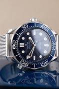 Carica l'immagine nel visualizzatore della galleria, Omega Seamaster Diver 60th Anniversary 21030422003002 - Detail view 2
