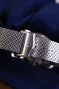 Carica l'immagine nel visualizzatore della galleria, Omega Seamaster Diver 60th Anniversary 21030422003002 - Detail view 10
