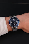 Carica l'immagine nel visualizzatore della galleria, Omega Seamaster Diver 60th Anniversary 21030422003002 - Detail view 11
