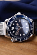 Carica l'immagine nel visualizzatore della galleria, Omega Seamaster Diver 60th Anniversary 21030422003002 - Detail view 3
