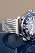 Carica l'immagine nel visualizzatore della galleria, Omega Seamaster Diver 60th Anniversary 21030422003002 - Detail view 4
