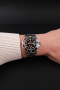Carica l'immagine nel visualizzatore della galleria, Rolex Sea-Dweller 126600 Box + og. Papiere Single Red 2020, LC100, SERVICED, First Buyer's Invoice
