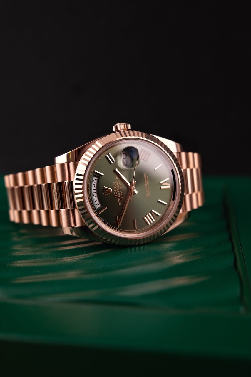 Rolex Day-Date 40 228235 Box + og. Papiere Olive Dial, SERVICED, First Buyer's Invoice, LC EU