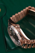 Bild in Galerie-Betrachter laden, Rolex Day-Date 40 228235 Box + og. Papiere Eisenkiesel Baguette Diamond Dial, 18k Rose Gold
