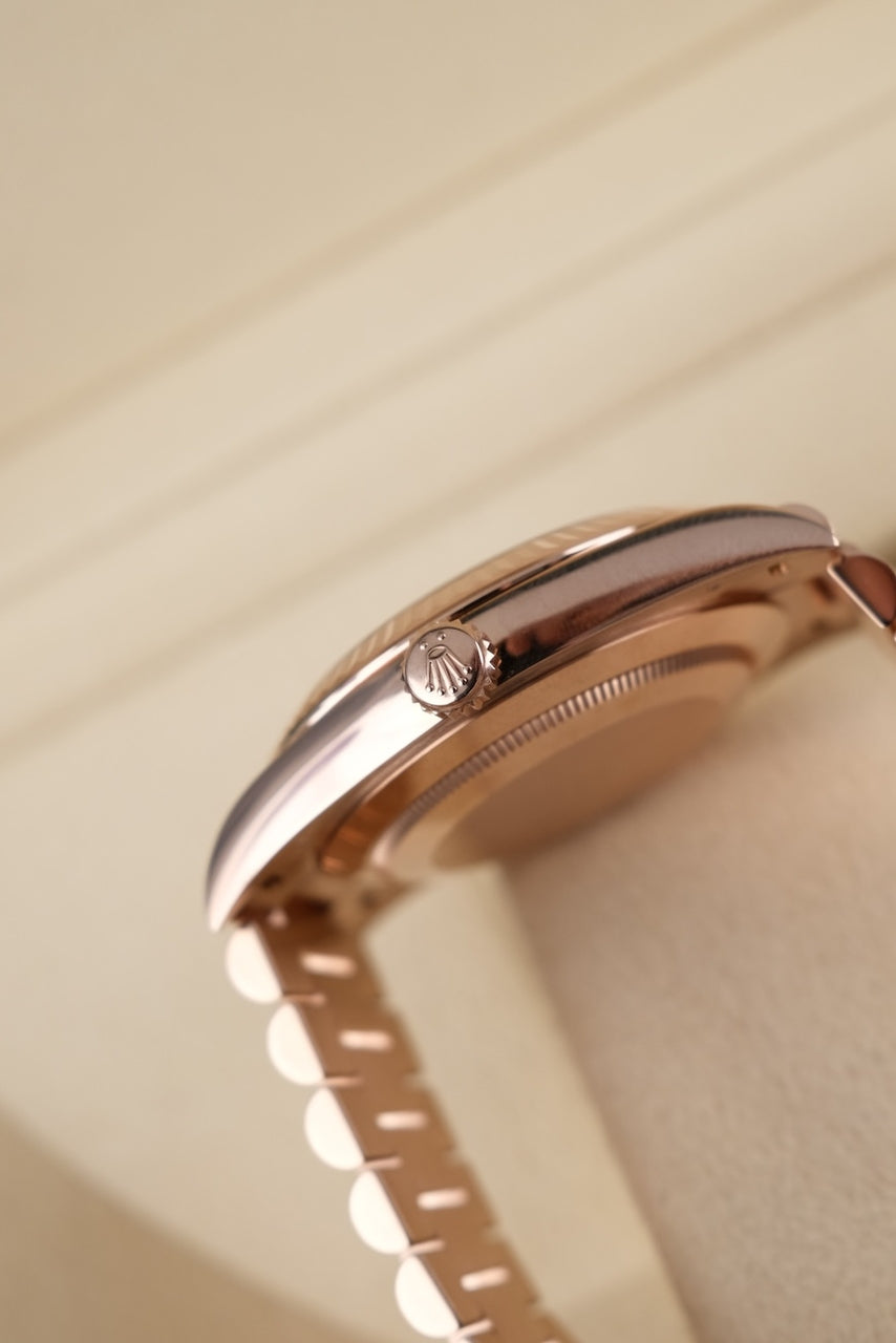 Rolex Day-Date 40 228235 Box + og. Papiere Eisenkiesel Baguette Diamond Dial, 18k Rose Gold