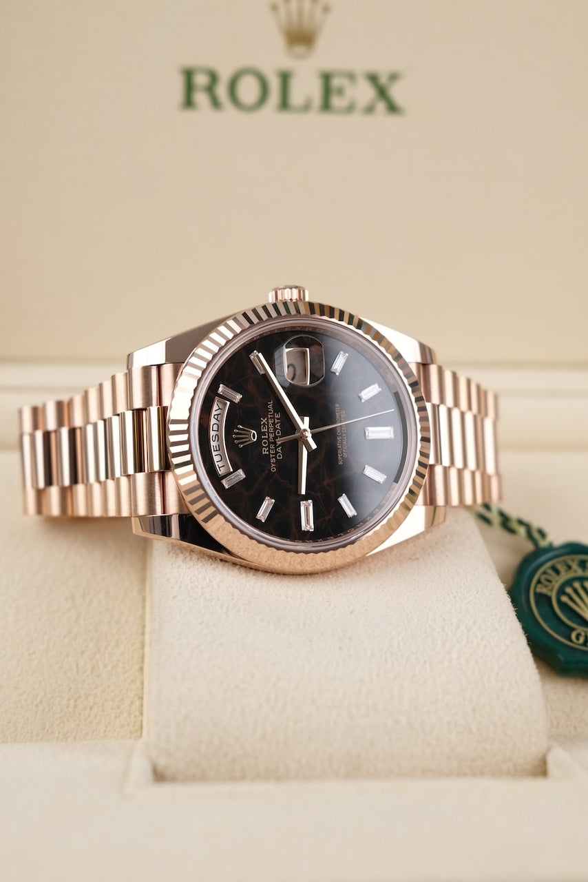 Rolex Day-Date 40 228235 Box + og. Papiere Eisenkiesel Baguette Diamond Dial, 18k Rose Gold
