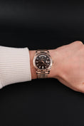 Bild in Galerie-Betrachter laden, Rolex Day-Date 40 228235 Box + og. Papiere Eisenkiesel Baguette Diamond Dial, 18k Rose Gold
