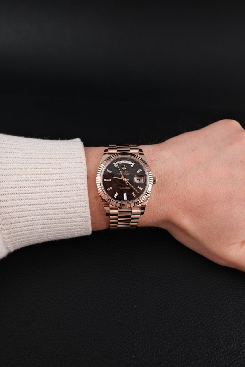 Rolex Day-Date 40 228235 Box + og. Papiere Eisenkiesel Baguette Diamond Dial, 18k Rose Gold