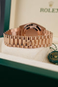 Bild in Galerie-Betrachter laden, Rolex Day-Date 40 228235 Box + og. Papiere Eisenkiesel Baguette Diamond Dial, 18k Rose Gold
