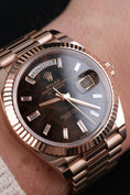 Bild in Galerie-Betrachter laden, Rolex Day-Date 40 228235 Box + og. Papiere Eisenkiesel Baguette Diamond Dial, 18k Rose Gold
