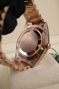 Bild in Galerie-Betrachter laden, Rolex Day-Date 40 228235 Box + og. Papiere Eisenkiesel Baguette Diamond Dial, 18k Rose Gold
