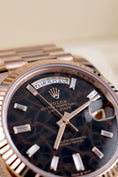 Bild in Galerie-Betrachter laden, Rolex Day-Date 40 228235 Box + og. Papiere Eisenkiesel Baguette Diamond Dial, 18k Rose Gold
