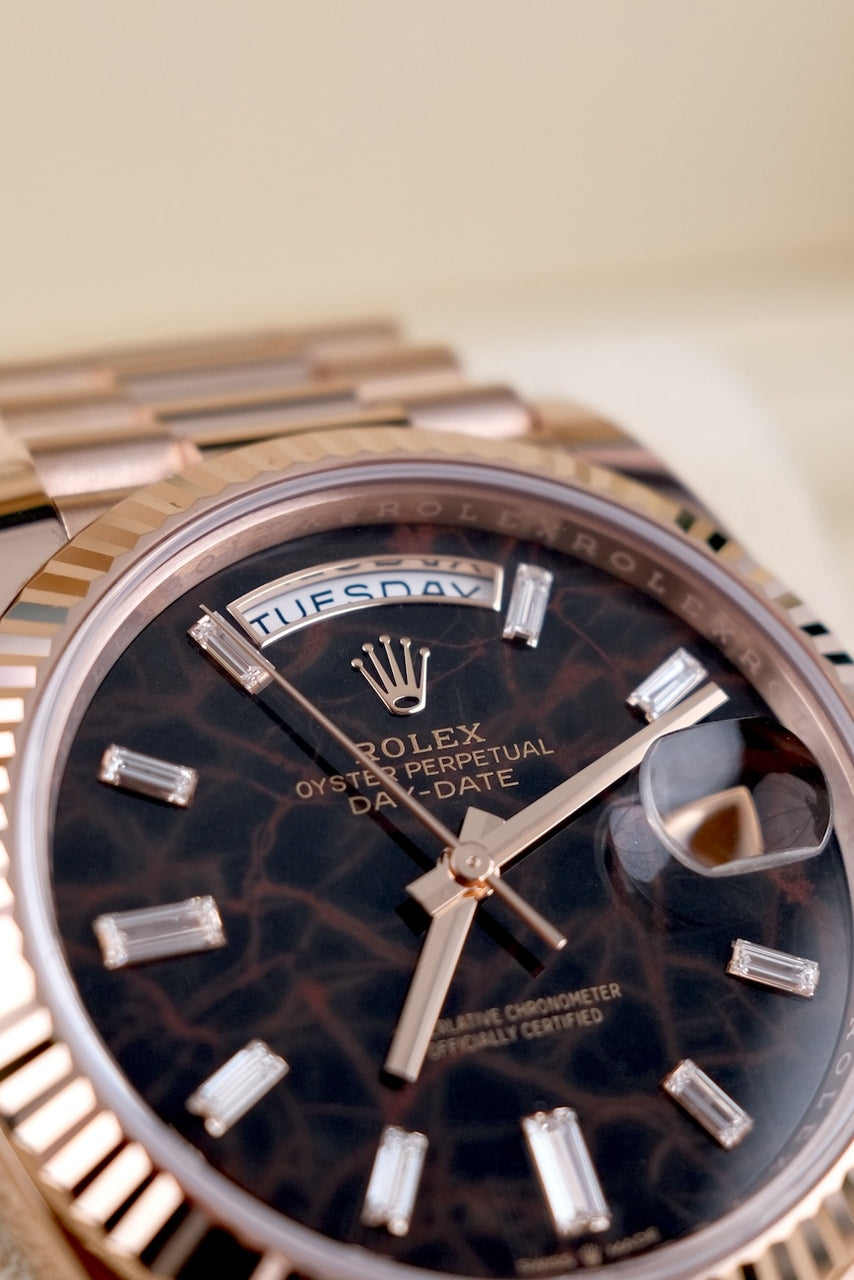 Rolex Day-Date 40 228235 Box + og. Papiere Eisenkiesel Baguette Diamond Dial, 18k Rose Gold