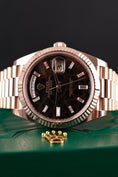 Bild in Galerie-Betrachter laden, Rolex Day-Date 40 228235 Box + og. Papiere Eisenkiesel Baguette Diamond Dial, 18k Rose Gold
