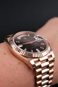 Bild in Galerie-Betrachter laden, Rolex Day-Date 40 228235 Box + og. Papiere Eisenkiesel Baguette Diamond Dial, 18k Rose Gold
