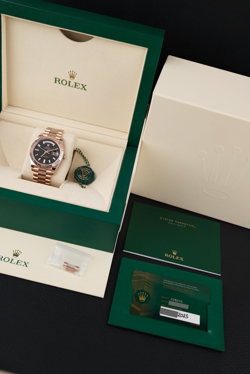 Rolex Day-Date 40 228235 Box + og. Papiere Eisenkiesel Baguette Diamond Dial, 18k Rose Gold