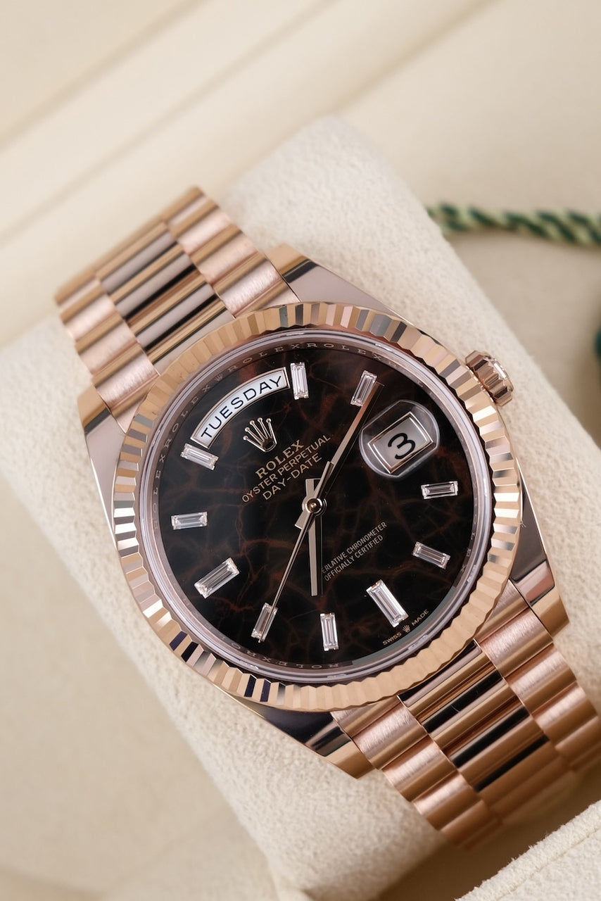 Rolex Day-Date 40 228235 Box + og. Papiere Eisenkiesel Baguette Diamond Dial, 18k Rose Gold