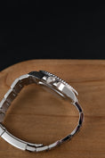 Cargar la imagen en la vista de la galería, Rolex GMT-Master II 116710LN Box + og. Papiere NOS Unworn, Partly Stickered
