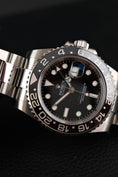 Cargar la imagen en la vista de la galería, Rolex GMT-Master II 116710LN Box + og. Papiere NOS Unworn, Partly Stickered
