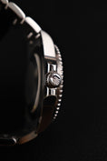 Cargar la imagen en la vista de la galería, Rolex GMT-Master II 116710LN Box + og. Papiere NOS Unworn, Partly Stickered
