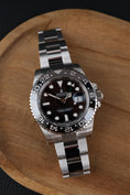 Cargar la imagen en la vista de la galería, Rolex GMT-Master II 116710LN Box + og. Papiere NOS Unworn, Partly Stickered

