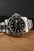 Cargar la imagen en la vista de la galería, Rolex GMT-Master II 116710LN Box + og. Papiere NOS Unworn, Partly Stickered

