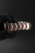 Cargar la imagen en la vista de la galería, Rolex GMT-Master II 116710LN Box + og. Papiere NOS Unworn, Partly Stickered
