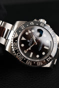 Cargar la imagen en la vista de la galería, Rolex GMT-Master II 116710LN Box + og. Papiere NOS Unworn, Partly Stickered
