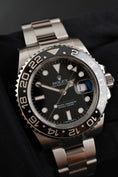 Cargar la imagen en la vista de la galería, Rolex GMT-Master II 116710LN Box + og. Papiere NOS Unworn, Partly Stickered
