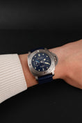 Load image into Gallery viewer, Panerai Submersible Regatta GMT PAM00371 Box + og. Papiere Limited Edition x/500, PAM Service 12/2022, Titanium, 3 Days, 47mm
