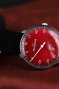 Bild in Galerie-Betrachter laden, Meistersinger Form Und Stil Neo NE911D Box + og. Papiere Red Dial, German First Buyer's Invoice
